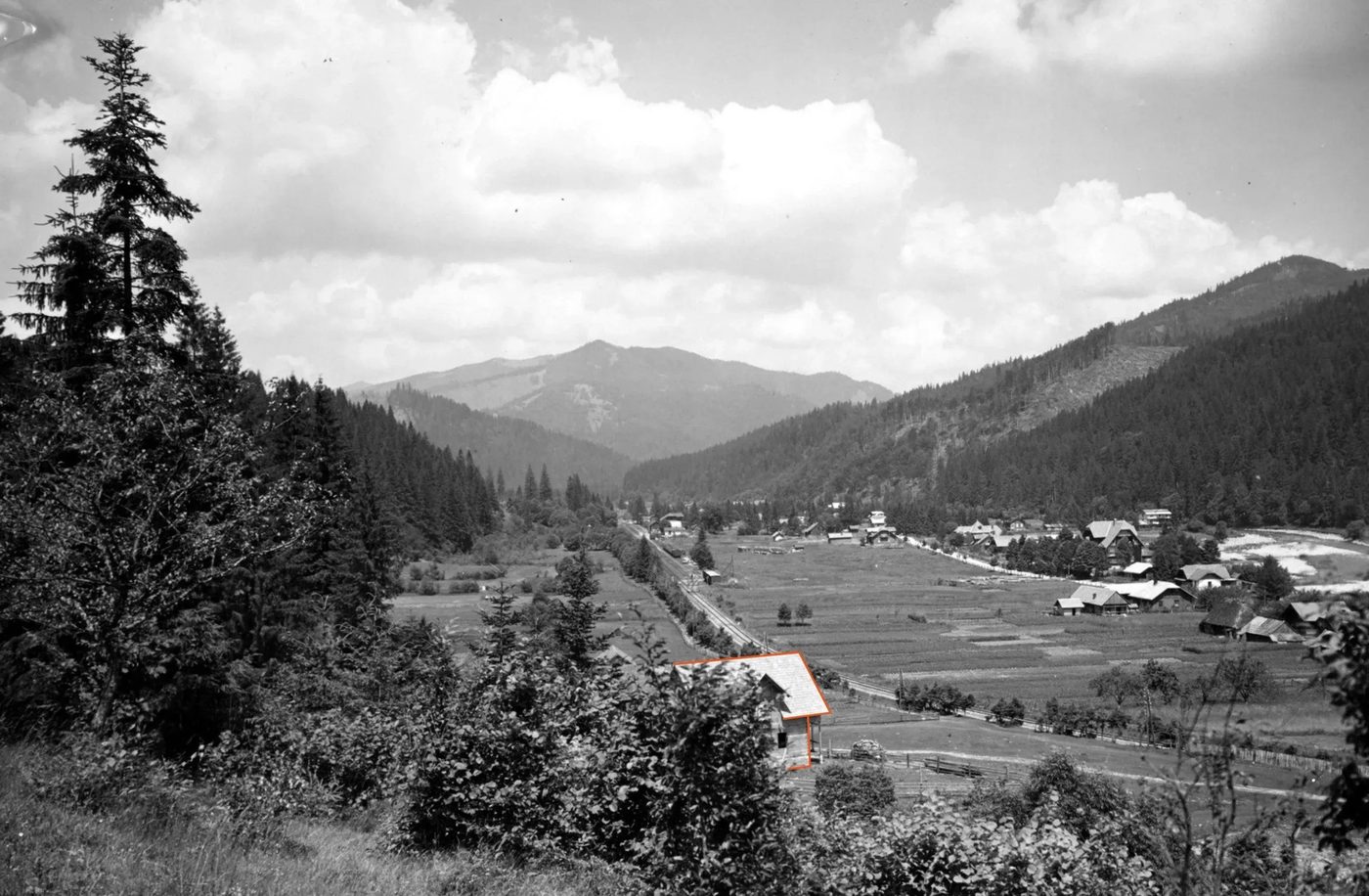 Гребенів у 1930-х: долина, колія й села під горами, архівне фото
